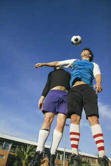 Zwei Fußballspieler köpfen den springenden Ball - ABZF000463