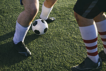 Beine von Fußballspielern auf dem Fußballplatz - ABZF000464