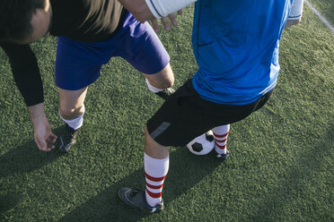 Beine von Fußballspielern auf dem Fußballplatz - ABZF000465