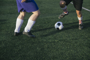 Beine von Fußballspielern auf dem Fußballplatz - ABZF000466