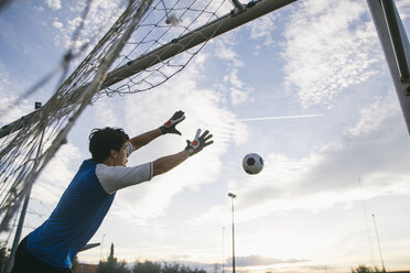 Fußballtorwart, der einen Safe macht - ABZF000470