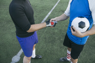 Zwei Fußballspieler schütteln sich die Hände - ABZF000477