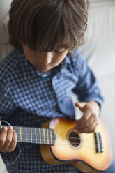 Kleiner Junge spielt Gitarre - VABF000474