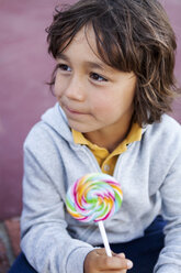 Portrait of little boy with lollipop - VABF000478