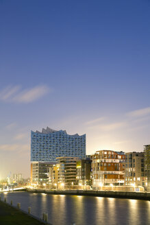 Deutschland, Hamburg, Hafencity, Grasbrookhafen mit Elbphilharmonie am Abend - MSF004756