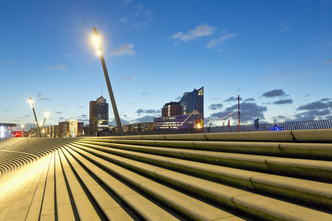 Deutschland, Hamburg, Elbpromenade mit Terrassen, Elbphilharmonie und Hanseatic Trade Center, lizenzfreies Stockfoto