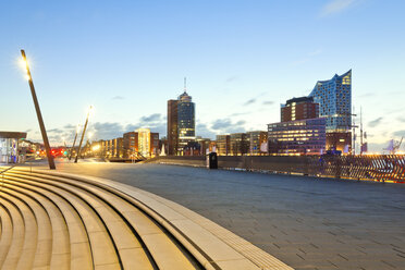 Deutschland, Hamburg, Elbpromenade mit Terrassen, Elbphilharmonie und Hanseatic Trade Center - MSF004758