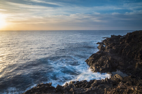 Spanien, Teneriffa, Felsenküste bei Sonnenaufgang - SIPF000426