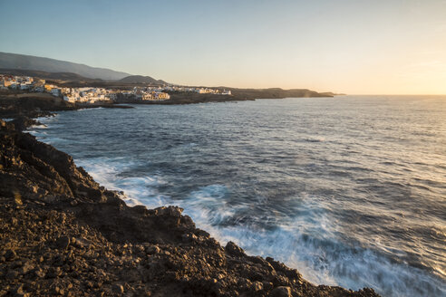 Spanien, Teneriffa, Küste bei Sonnenaufgang - SIPF000427