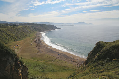 Spanien, Baskenland, Getxo, Azkorri Strand Blick von der Klippe - RTBF000175