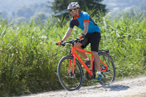 Mann auf einer Fahrradtour mit Trekkingrad - DSF000649