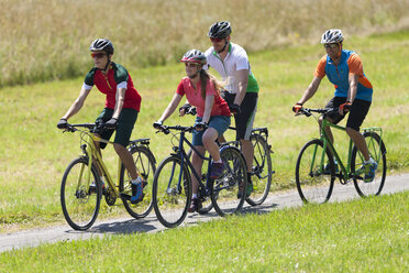 Four people on a bicycle tour with trekking bikes - DSF000651