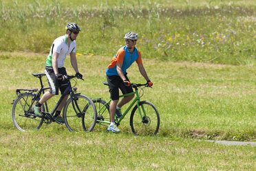 Zwei Männer auf einer Fahrradtour mit Trekkingrädern - DSF000653