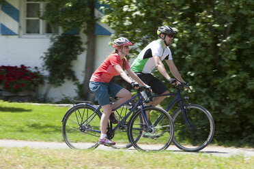 Mann und junges Mädchen auf einer Fahrradtour mit Trekkingrädern - DSF000654