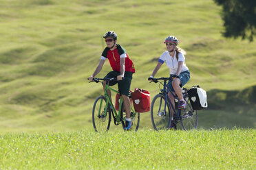 Zwei Jugendliche auf einer Fahrradtour mit Trekkingrädern - DSF000660