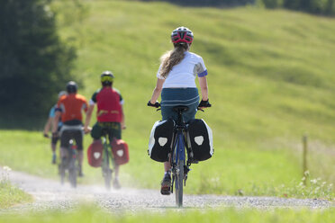 Vier Personen auf einer Fahrradtour mit Trekkingrädern - DSF000662