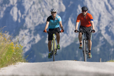 Zwei Männer auf einer Fahrradtour mit Trekkingrädern - DSF000665