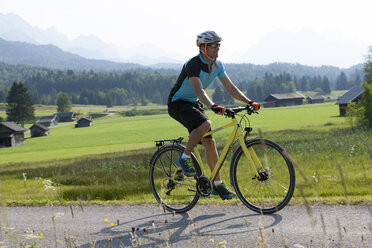 Man on a bicycle tour with trekking bike - DSF000669