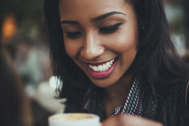 Porträt einer glücklichen jungen Frau mit einer Tasse Kaffee - ZEDF000087