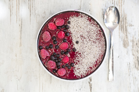 Himbeer-Blaubeer-Smoothie-Bowl mit weißen Chiasamen, lizenzfreies Stockfoto