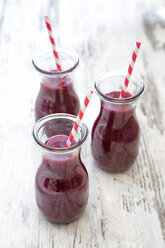 Drei Gläser mit Himbeer-Blaubeer-Smoothies - SARF002718