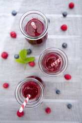 Drei Gläser mit Himbeer-Blaubeer-Smoothies - SARF002721