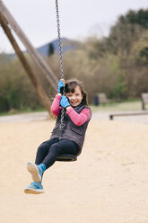 Happy girl on a swing - XCF000090