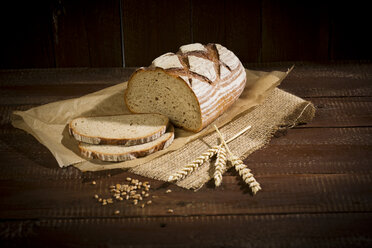 Brown bread on wood, slices, spikes - MAEF011459