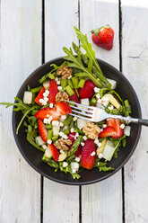 Frischer Salat mit Spargel, Erdbeeren, Rucola, Feta-Käse und Walnüssen - SARF002723