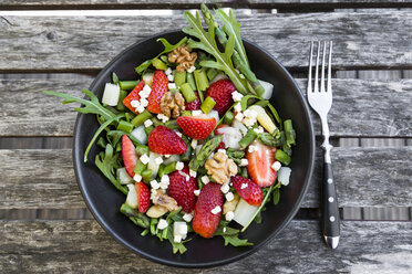 Frischer Salat mit Spargel, Erdbeeren, Rucola, Feta-Käse und Walnüssen - SARF002724