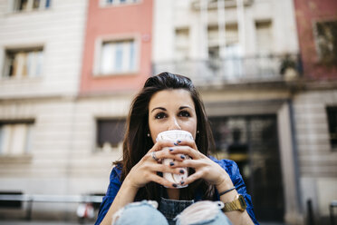 Spanien, Barcelona, junge Frau mit einem Kaffee in der Stadt - JRFF000613