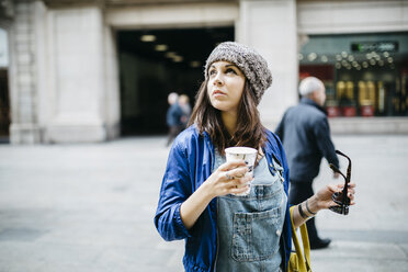 Spanien, Barcelona, junge Frau mit einem Kaffee in der Stadt - JRFF000615