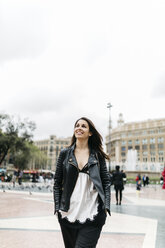 Spanien, Barcelona, lächelnde junge Frau in der Stadt - JRFF000618