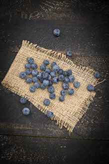 Blaubeeren auf Jute und Holz - MAEF011465