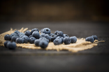 Blueberries on jute and wood - MAEF011466