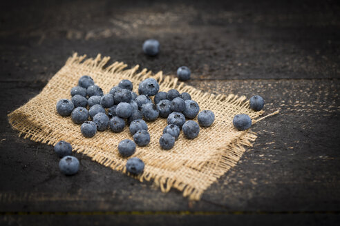 Blaubeeren auf Jute und Holz - MAEF011467