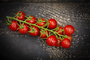 Straußtomaten auf dunklem Holz - MAEF011469