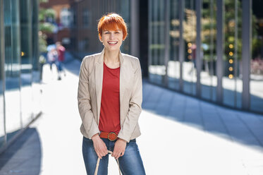 Portrait of happy fashionable young woman in the city - DIGF000431