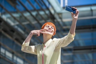 Happy young woman taking a selfie - DIGF000464