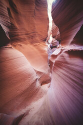 USA, Arizona, Page, Lower Antelope Canyon. Weg zwischen Sandstein - EPF000089