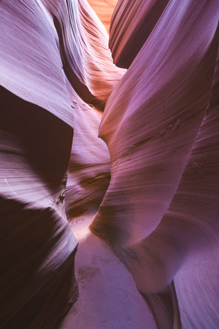 USA, Arizona, Page, Lower Antelope Canyon. Weg zwischen Sandstein, lizenzfreies Stockfoto