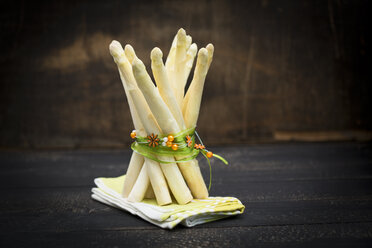 White asparagus, bunch on wood - MAEF011492