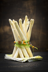 White asparagus, bunch on wood - MAEF011493