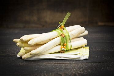 White asparagus, bunch on wood - MAEF011494