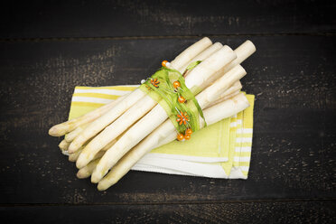 White asparagus, bunch on wood - MAEF011495