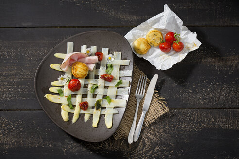 carpaccio von weißem Spargel mit Bärlauch, Tomaten, Schinken und Käsemünzen - MAEF011514