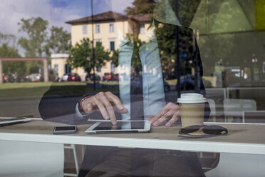Geschäftsmann in einem Café mit digitalem Tablet - MAUF000505