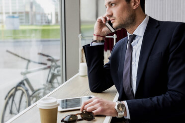 Geschäftsmann in einem Café am Handy - MAUF000507