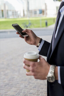 Geschäftsmann benutzt Mobiltelefon im Freien - MAUF000510