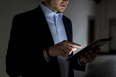 Geschäftsmann mit digitalem Tablet - MAUF000550